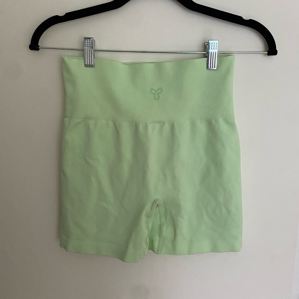 NWOT Aritzia Bike Shorts - Picture 2 of 3